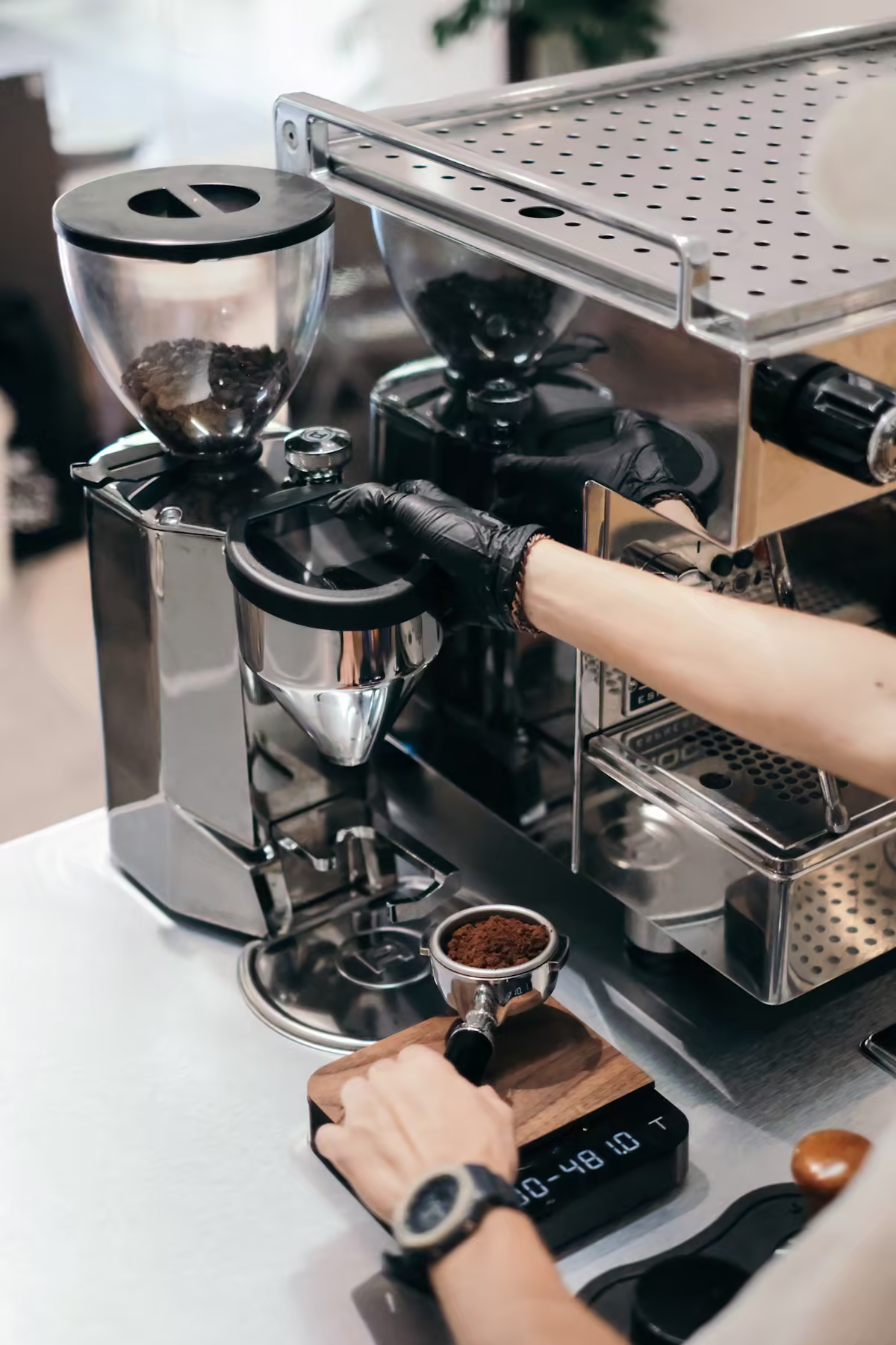 Barista menggiling kopi dengan teliti