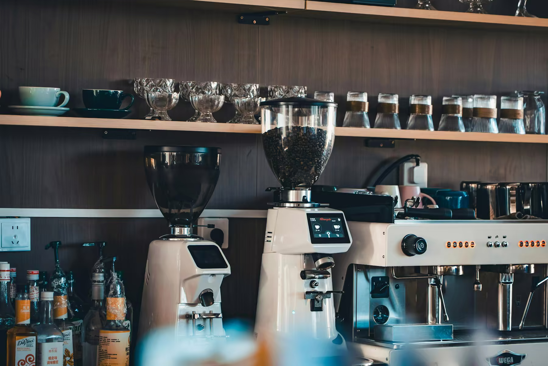 Suasana bar kopi KOVA yang hangat
